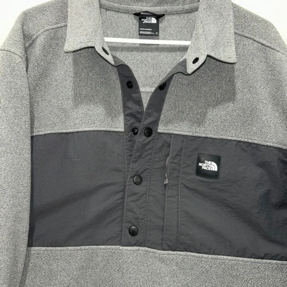 The North Face type sweater